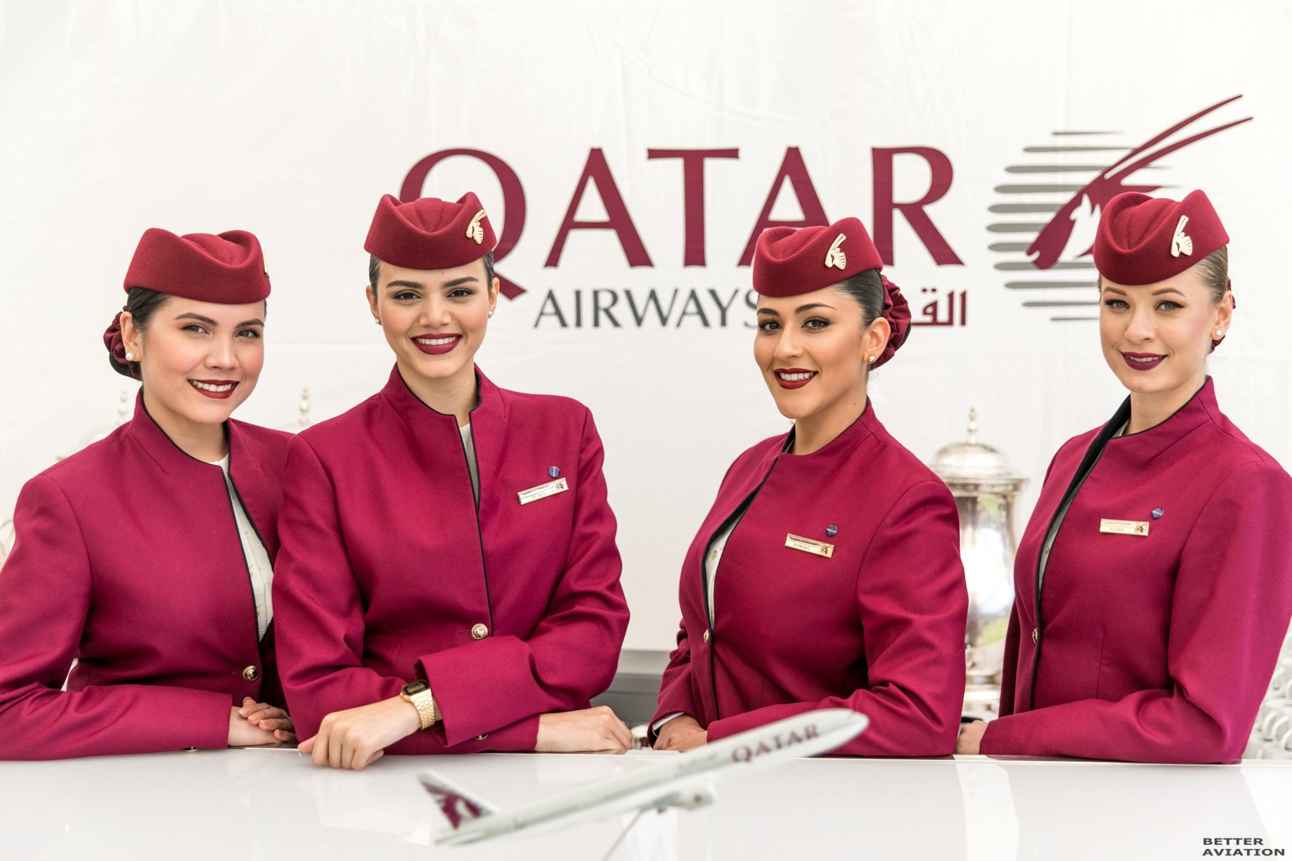 Катар это в медицине. Катар авиакомпания бортпроводники. Qatar Airways Бортпроводник. Qatar Airlines форма стюардесс. Форма стюардесс в авиалинии Катара.